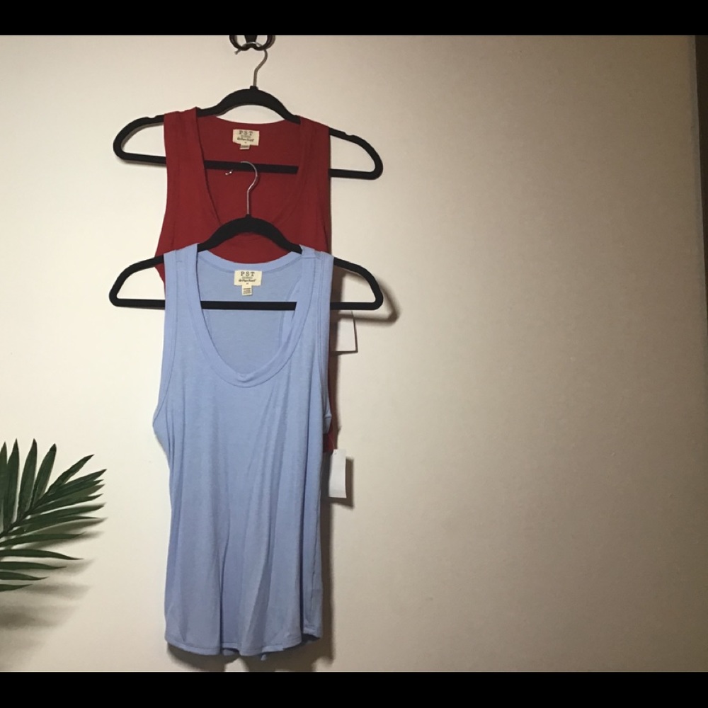 Set of 2 tank tops size Medium